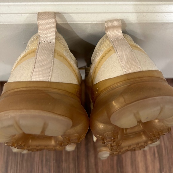 Nike Air VaporMax Women’s 2019 Gold Running Sneaker Shoe size US 7.5 AR6632-101 - Picture 7 of 10